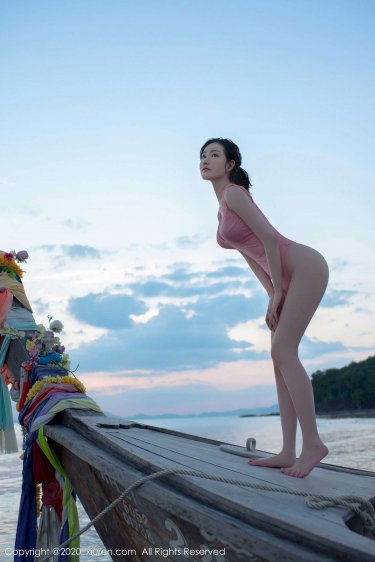 欧美大胆全透明甩奶时装秀